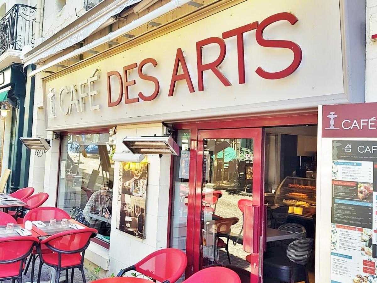 Hotel Du Cafe Des Arts Шинон Экстерьер фото